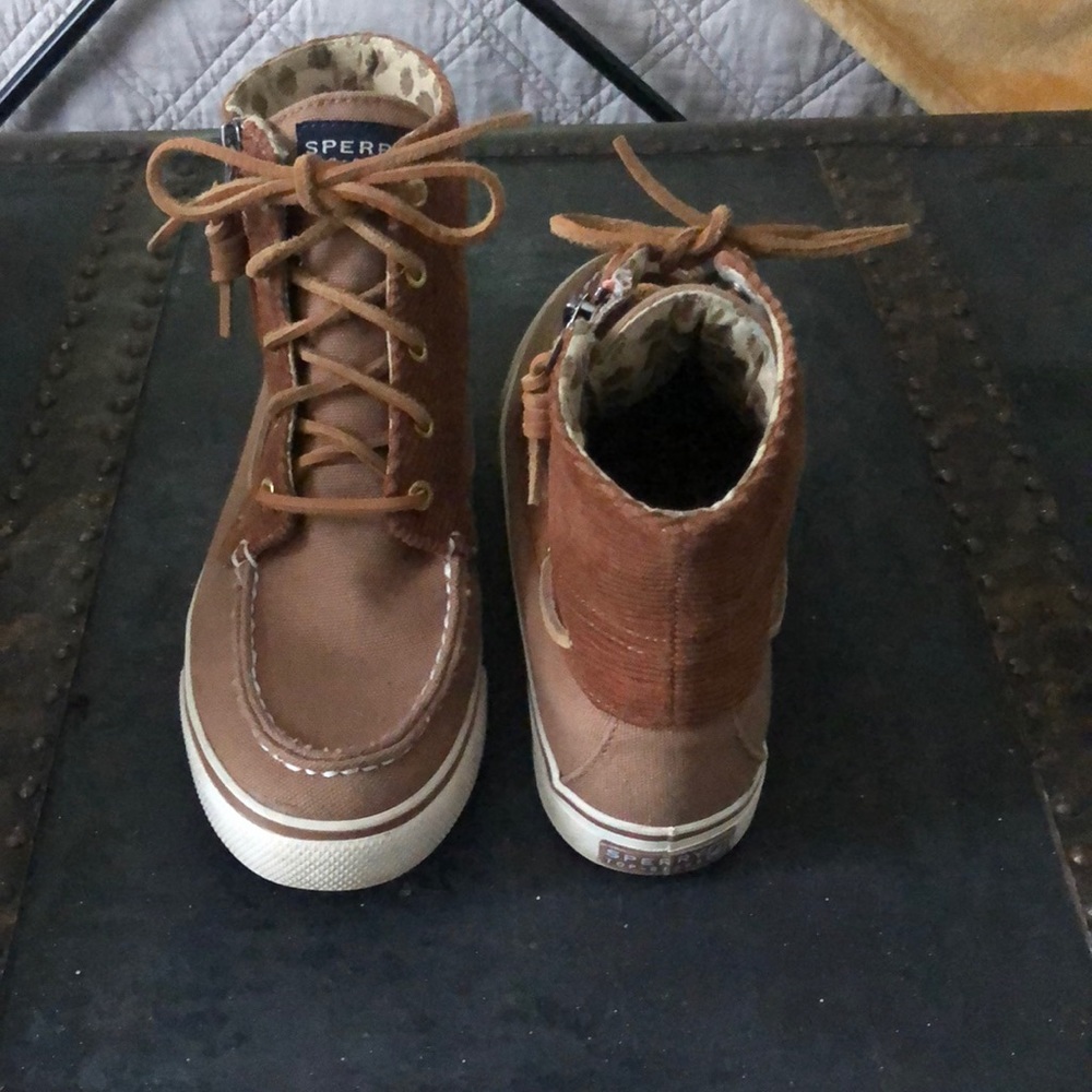 Size 7.5 Sperry Top-sided high-top sneaker.